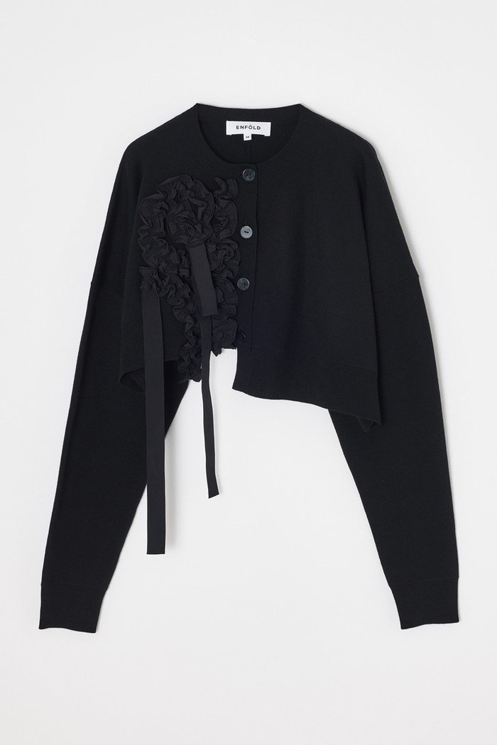 【エンフォルド/ENFOLD】のFRILL DECO CARDIGAN インテリア・キッズ・メンズ・レディースファッション・服の通販 founy(ファウニー) https://founy.com/ ファッション Fashion レディースファッション Fashion for Women トップス・カットソー Cut & Sew Tops ニット Knit Tops & Sweaters カーディガン・羽織り Layered Style Cardigans アシンメトリー Asymmetrical Style カーディガン Cardigan, Knitwear バランス Balance, Style Balance フリル Frill, Ruffle ワイド Wide, Wide Fit |ID: prp329100004907328 ipo3291000000036750640