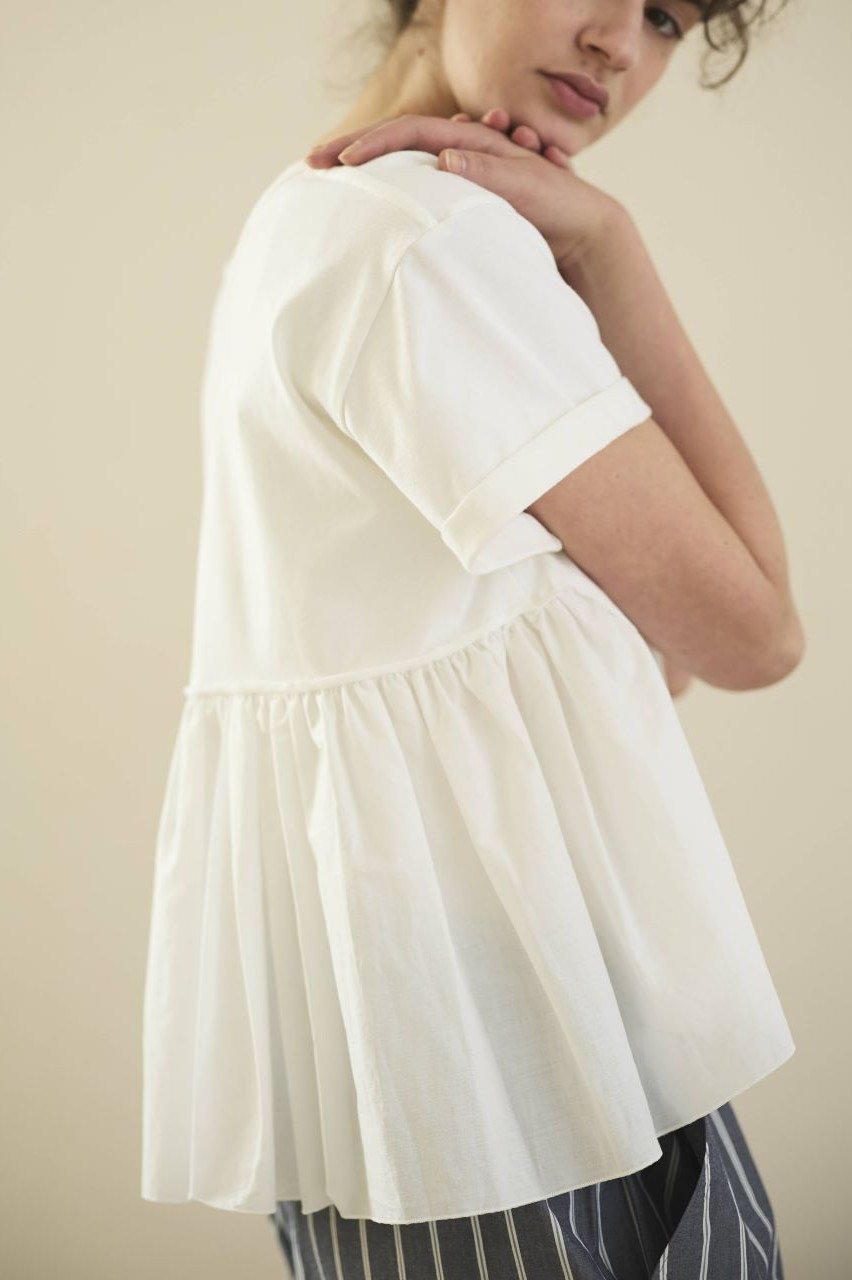 【ナナデコール/nanadecor】のバックフリルコンビTシャツ 人気、トレンドファッション・服の通販 founy(ファニー) 　ファッション　Fashion　レディースファッション　Fashion for Women　トップス・カットソー　Cut & Sew Tops　シャツ・ブラウス・オフィスカジュアル　Elegant Blouses & Button-Ups　ロングTシャツ・Tシャツ　Longline T-Shirts & Tees　カットソー・ベーシックTシャツ　Cut-and-Sewn Tops / Stretch Tees & Basics　カットソー　Cut and Sewn Top　ギャザー　Gathered, Ruffled　コンビ　Combo, Combination Style　シアー　Sheer, See-Through　ショート　Short, Short Length　シンプル　Simple, Minimal　スリーブ　Sleeve, Long Sleeve / Short Sleeve　フェミニン　Feminine, Girly　フリル　Frill, Ruffle　フロント　Front, Front Design　リラックス　Relax, Relaxed Fit　other-7|ID: prp329100004907556 ipo3291000000036754642