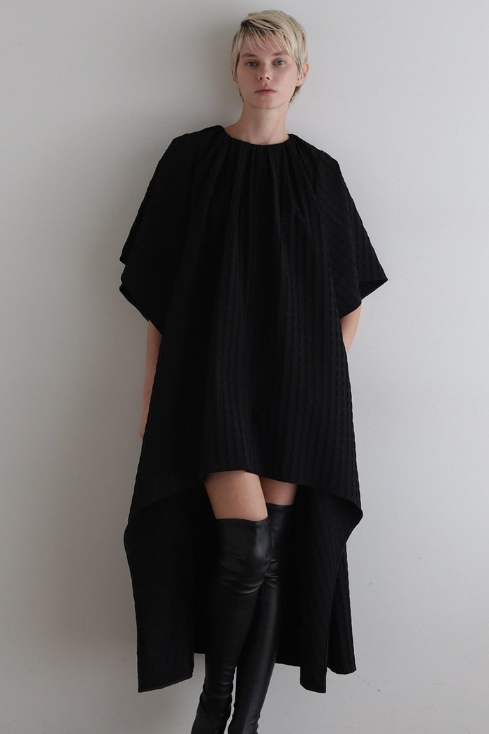 【ル フィル/LE PHIL】のワッフルジャガードワンピース インテリア・キッズ・メンズ・レディースファッション・服の通販 founy(ファウニー) https://founy.com/ ファッション Fashion レディースファッション Fashion for Women ワンピース Dresses チュニック Tunic Tops & Dresses おすすめ Recommended / Our Picks エレガント 上品 Elegant ジャカード／ジャガード Jacquard, Woven Pattern スタンダード Standard, Basic ストレッチ Stretch, Stretchy Fabric スリーブ Sleeve, Long Sleeve / Short Sleeve チュニック Tunic, Long Top ドレス Dress, One-Piece フレア Flare, Flared ペプラム Peplum, Flared Hem モチーフ Motif, Design Theme ロング Long, Long-Length |ID: prp329100004909623 ipo3291000000036778390