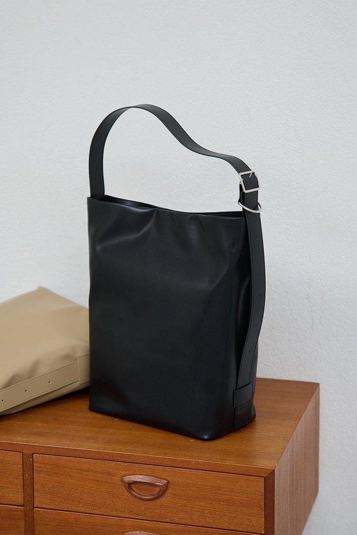 【ガリャルダガランテ/GALLARDAGALANTE】の【MANAKAコラボ】ベルテッドワンショルダー インテリア・キッズ・メンズ・レディースファッション・服の通販 founy(ファニー) https://founy.com/ ファッション Fashion レディースファッション Fashion for Women バッグ Bags コラボ Collaboration, Collab ショルダー Shoulder, Shoulder Strap シンプル Simple, Minimal ビジネス 仕事 通勤 Business / Work / Commuting 新作・新入荷 New Arrivals / New In |ID: prp329100004910295 ipo3291000000036785325