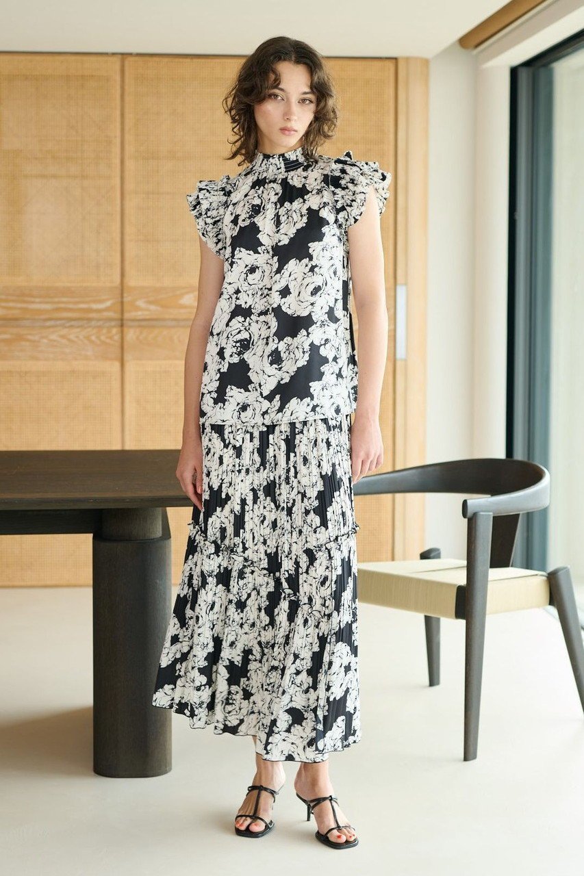 【コルコバード/CORCOVADO】のモノトーンサテンブラウス 人気、トレンドファッション・服の通販 founy(ファニー) ファッション Fashion レディースファッション Fashion for Women トップス・カットソー Cut & Sew Tops シャツ・ブラウス・オフィスカジュアル Elegant Blouses & Button-Ups おすすめ Recommended / Our Picks サテン Satin, Glossy Fabric ショート Short, Short Length スリーブ Sleeve, Long Sleeve / Short Sleeve セットアップ Set-Up, Coordinated Outfit フラワー Flower, Floral プリント Print, Printed Pattern プリーツ Pleats, Pleated 無地 Plain, Solid Color other-6|ID: prp329100004915083 ipo3291000000036839391