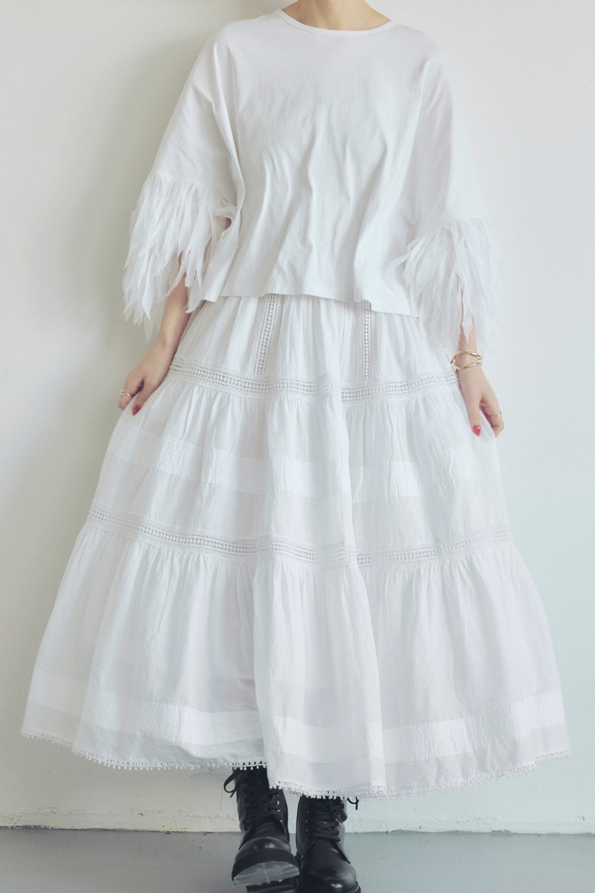 【アユーシ/AAYUSHI】のフェザーフリルカットソー 人気、トレンドファッション・服の通販 founy(ファニー) 　ファッション　Fashion　レディースファッション　Fashion for Women　トップス・カットソー　Cut & Sew Tops　シャツ・ブラウス・オフィスカジュアル　Elegant Blouses & Button-Ups　ロングTシャツ・Tシャツ　Longline T-Shirts & Tees　カットソー・ベーシックTシャツ　Cut-and-Sewn Tops / Stretch Tees & Basics　インド　Indian Textile　カットソー　Cut and Sewn Top　ショルダー　Shoulder, Shoulder Strap　ショート　Short, Short Length　シンプル　Simple, Minimal　スラックス　Slacks, Dress Pants　スリーブ　Sleeve, Long Sleeve / Short Sleeve　デニム　Denim, Jeans Material　ドロップ　Drop Shoulder, Dropped Style　バランス　Balance, Style Balance　フェザー　Feather, Feather Detail　フリル　Frill, Ruffle　ボックス　Boxy, Box Shape　再入荷　Restock / Back in Stock　おすすめ　Recommended / Our Picks　other-8|ID: prp329100004915542 ipo3291000000036844090