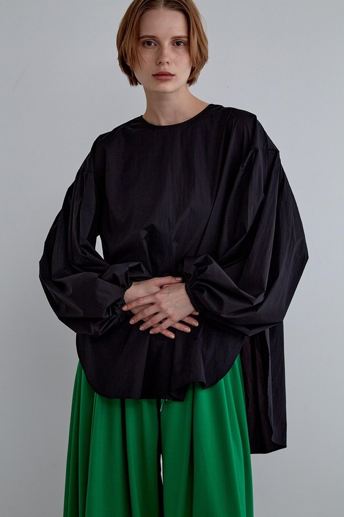 【ル フィル/LE PHIL】のナイロンバックギャザーブラウス インテリア・キッズ・メンズ・レディースファッション・服の通販 founy(ファニー) https://founy.com/ ファッション Fashion レディースファッション Fashion for Women トップス・カットソー Cut & Sew Tops シャツ・ブラウス・オフィスカジュアル Elegant Blouses & Button-Ups バッグ Bags ギャザー Gathered, Ruffled シンプル Simple, Minimal スリーブ Sleeve, Long Sleeve / Short Sleeve ロング Long, Long-Length |ID: prp329100004917454 ipo3291000000036874395