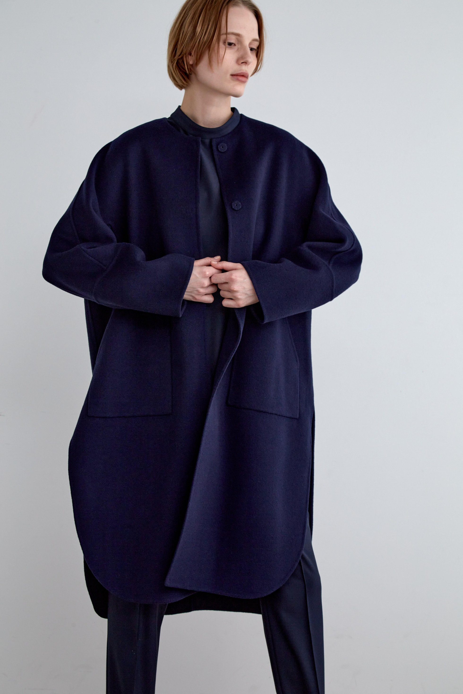 【ル フィル/LE PHIL】の《LE PHIL》ソフトウールリバーノーカラーコート 人気、トレンドファッション・服の通販 founy(ファニー) 　ファッション　Fashion　レディースファッション　Fashion for Women　アウター　Coat / Outerwear Collection　コート・ロングコート・ピーコート　Long Coats, Peacoats & More　シンプル　Simple, Minimal　スタンダード　Standard, Basic　スリット　Slit, Slit Detail　パッチ　Patch, Appliqué　フォルム　Silhouette, Form　ポケット　Pocket, Pocket Detail　ロング　Long, Long-Length　other-4|ID: prp329100004917854 ipo3291000000036878620