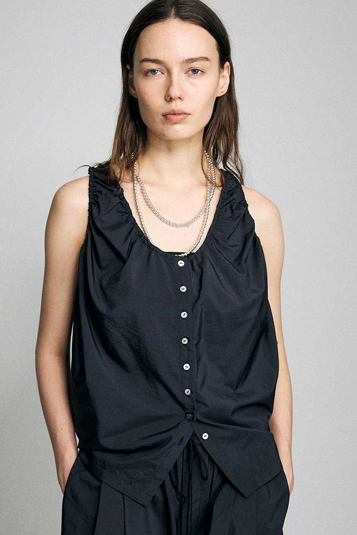 【ブリル/BRILL】のタフタギャザーノースリーブブラウス インテリア・キッズ・メンズ・レディースファッション・服の通販 founy(ファニー) https://founy.com/ ファッション Fashion レディースファッション Fashion for Women トップス・カットソー Cut & Sew Tops キャミソール&ノースリーブ Camisoles & Sleeveless Tops シャツ・ブラウス・オフィスカジュアル Elegant Blouses & Button-Ups ギャザー Gathered, Ruffled タフタ Taffeta, Structured Fabric タンク Tank Top, Sleeveless Top ノースリーブ Sleeveless, No-Sleeve フォルム Silhouette, Form エレガント 上品 Elegant |ID: prp329100004917862 ipo3291000000036878735