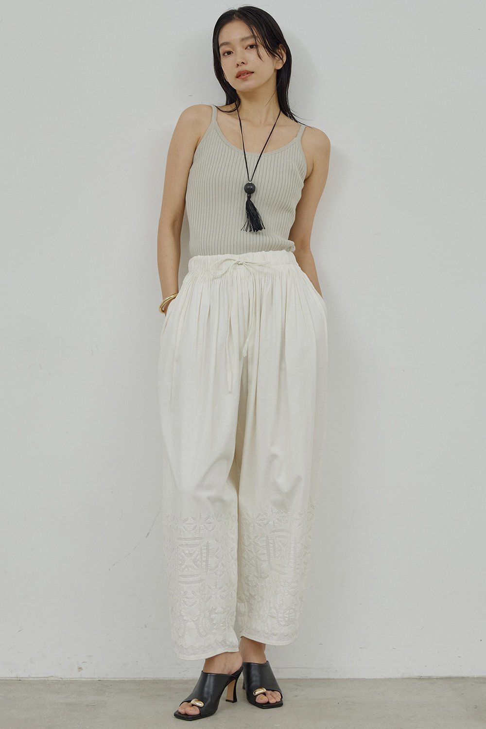 【ガリャルダガランテ/GALLARDAGALANTE】のリブニットキャミソール 人気、トレンドファッション・服の通販 founy(ファニー) 　ファッション　Fashion　レディースファッション　Fashion for Women　トップス・カットソー　Cut & Sew Tops　ニット　Knit Tops & Sweaters　キャミソール&ノースリーブ　Camisoles & Sleeveless Tops　シャツ・ブラウス・オフィスカジュアル　Elegant Blouses & Button-Ups　ロングTシャツ・Tシャツ　Longline T-Shirts & Tees　カットソー・ベーシックTシャツ　Cut-and-Sewn Tops / Stretch Tees & Basics　インナー　Innerwear　キャミソール　Camisole, Spaghetti Strap Top　シンプル　Simple, Minimal　タンク　Tank Top, Sleeveless Top　ベーシック　Basic, Essential　ラップ　Wrap, Wrap Design　エレガント 上品　Elegant　other-2|ID: prp329100004918813 ipo3291000000036897230