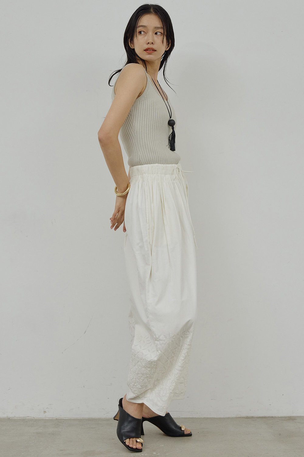 【ガリャルダガランテ/GALLARDAGALANTE】のリブニットキャミソール 人気、トレンドファッション・服の通販 founy(ファニー) 　ファッション　Fashion　レディースファッション　Fashion for Women　トップス・カットソー　Cut & Sew Tops　ニット　Knit Tops & Sweaters　キャミソール&ノースリーブ　Camisoles & Sleeveless Tops　シャツ・ブラウス・オフィスカジュアル　Elegant Blouses & Button-Ups　ロングTシャツ・Tシャツ　Longline T-Shirts & Tees　カットソー・ベーシックTシャツ　Cut-and-Sewn Tops / Stretch Tees & Basics　インナー　Innerwear　キャミソール　Camisole, Spaghetti Strap Top　シンプル　Simple, Minimal　タンク　Tank Top, Sleeveless Top　ベーシック　Basic, Essential　ラップ　Wrap, Wrap Design　エレガント 上品　Elegant　other-3|ID: prp329100004918813 ipo3291000000036897231