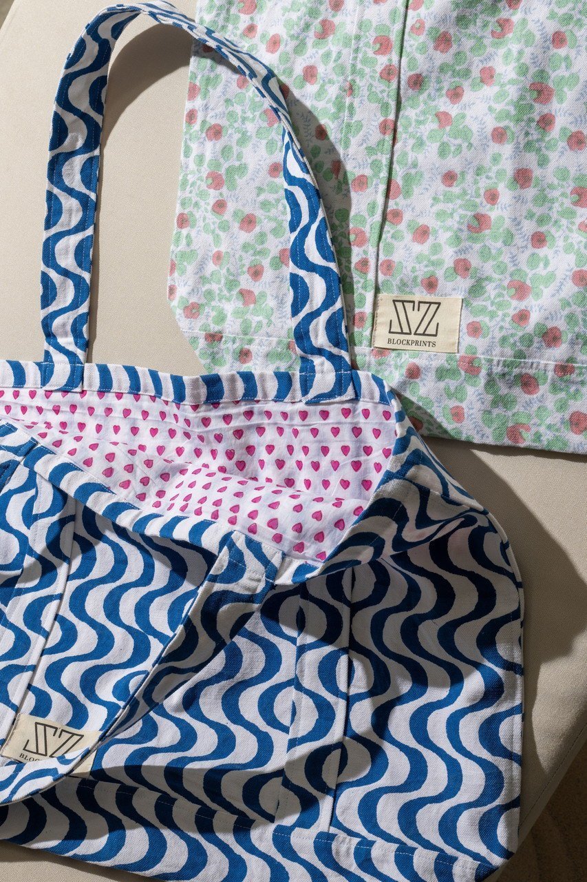 【エスゼット ブロックプリント/SZ Blockprints】のMEDIUM TOTE WAVY トートバッグ 人気、トレンドファッション・服の通販 founy(ファニー) 　ファッション　Fashion　レディースファッション　Fashion for Women　バッグ　Bags　ビッグ　Big, Oversized　ビーチ　Beach, Seaside　新作・新入荷　New Arrivals / New In　旅行　Travel　雑誌　Magazine, Fashion Magazine　other-2|ID: prp329100004922495 ipo3291000000036935203