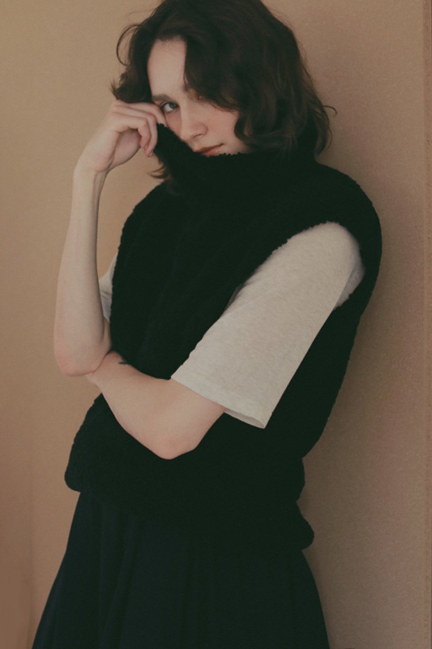 【エトレトウキョウ/ETRE TOKYO】の【4/16 19:00販売開始】モールヤーンハイネックニットベスト インテリア・キッズ・メンズ・レディースファッション・服の通販 founy(ファニー) 　ファッション　Fashion　レディースファッション　Fashion for Women　トップス・カットソー　Cut & Sew Tops　ニット　Knit Tops & Sweaters　ベスト&ジレ / 重ね着スタイル　Vests & Gilets　カジュアルプルオーバー・ニットトップス　Pullovers & Knit Tops / Casual Pullovers　シンプル　Simple, Minimal　バランス　Balance, Style Balance　フォルム　Silhouette, Form　リラックス　Relax, Relaxed Fit　A/W・秋冬　Autumn/Winter　おすすめ　Recommended / Our Picks　新作・新入荷　New Arrivals / New In　ブラック|ID: prp329100004923450 ipo3291000000036943035