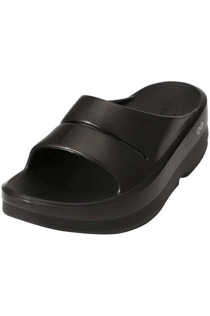 【ウーフォス/OOFOS】のOOmega OOahh Luxe インテリア・キッズ・メンズ・レディースファッション・服の通販 founy(ファニー) https://founy.com/ ファッション Fashion レディースファッション Fashion for Women おすすめ Recommended / Our Picks サンダル Sandals, Summer Shoes スポーツ Sports, Activewear ビーチ Beach, Seaside メタリック Metallic, Shiny Finish ビジネス 仕事 通勤 Business / Work / Commuting 旅行 Travel |ID: prp329100004926520 ipo3291000000036965883