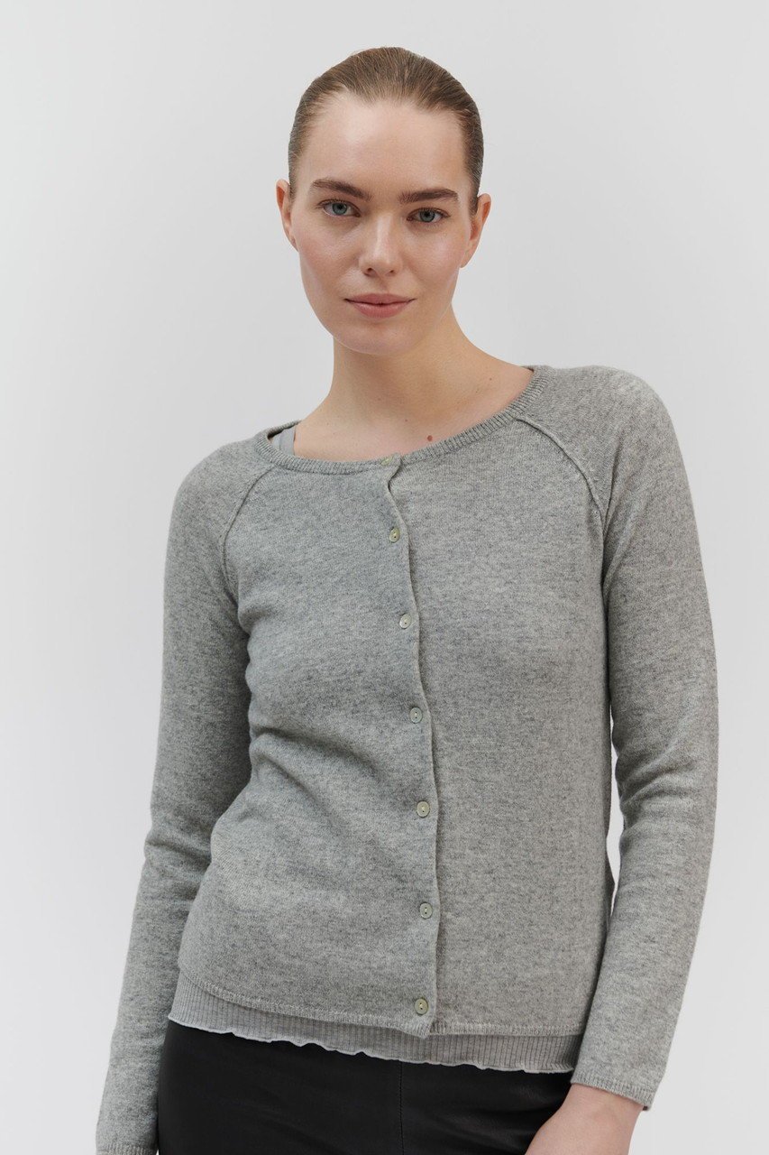 【ロサムンド/ROSEMUNDE】のウールカシミヤ シンプルカーディガン 人気、トレンドファッション・服の通販 founy(ファニー) 　ファッション　Fashion　レディースファッション　Fashion for Women　トップス・カットソー　Cut & Sew Tops　カーディガン・羽織り　Layered Style Cardigans　シャツ・ブラウス・オフィスカジュアル　Elegant Blouses & Button-Ups　ロングTシャツ・Tシャツ　Longline T-Shirts & Tees　カットソー・ベーシックTシャツ　Cut-and-Sewn Tops / Stretch Tees & Basics　アンサンブル　Ensemble Set　カーディガン　Cardigan, Knitwear　ショート　Short, Short Length　シンプル　Simple, Minimal　スリーブ　Sleeve, Long Sleeve / Short Sleeve　タンク　Tank Top, Sleeveless Top　フェミニン　Feminine, Girly　フロント　Front, Front Design　ラウンド　Round, Round Neck　other-4|ID: prp329100004928210 ipo3291000000036981021