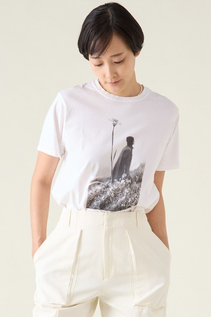 【マルティニーク/martinique】の《別注》【COUTURE D ADAM】Sam Haskins/Flower Tシャツ インテリア・キッズ・メンズ・レディースファッション・服の通販 founy(ファウニー) https://founy.com/ ファッション Fashion レディースファッション Fashion for Women トップス・カットソー Cut & Sew Tops シャツ・ブラウス・オフィスカジュアル Elegant Blouses & Button-Ups ロングTシャツ・Tシャツ Longline T-Shirts & Tees カットソー・ベーシックTシャツ Cut-and-Sewn Tops / Stretch Tees & Basics コレクション Collection, Seasonal Line ショート Short, Short Length スリーブ Sleeve, Long Sleeve / Short Sleeve ヴィンテージ Vintage Style 別注 Limited Edition, Custom Order |ID: prp329100004929446 ipo3291000000036993882