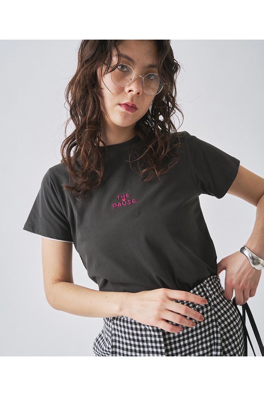 【ウィムガゼット/Whim Gazette】の【THE PAUSE】THE PAUSE刺繍Tシャツ インテリア・キッズ・メンズ・レディースファッション・服の通販 founy(ファニー) 　ファッション　Fashion　レディースファッション　Fashion for Women　トップス・カットソー　Cut & Sew Tops　シャツ・ブラウス・オフィスカジュアル　Elegant Blouses & Button-Ups　ロングTシャツ・Tシャツ　Longline T-Shirts & Tees　カットソー・ベーシックTシャツ　Cut-and-Sewn Tops / Stretch Tees & Basics　カットソー　Cut and Sewn Top　コンパクト　Compact, Small Size　ショート　Short, Short Length　スリーブ　Sleeve, Long Sleeve / Short Sleeve　半袖　Short Sleeve, Half Sleeve　チャコールグレー|ID: prp329100004929463 ipo3291000000036994024
