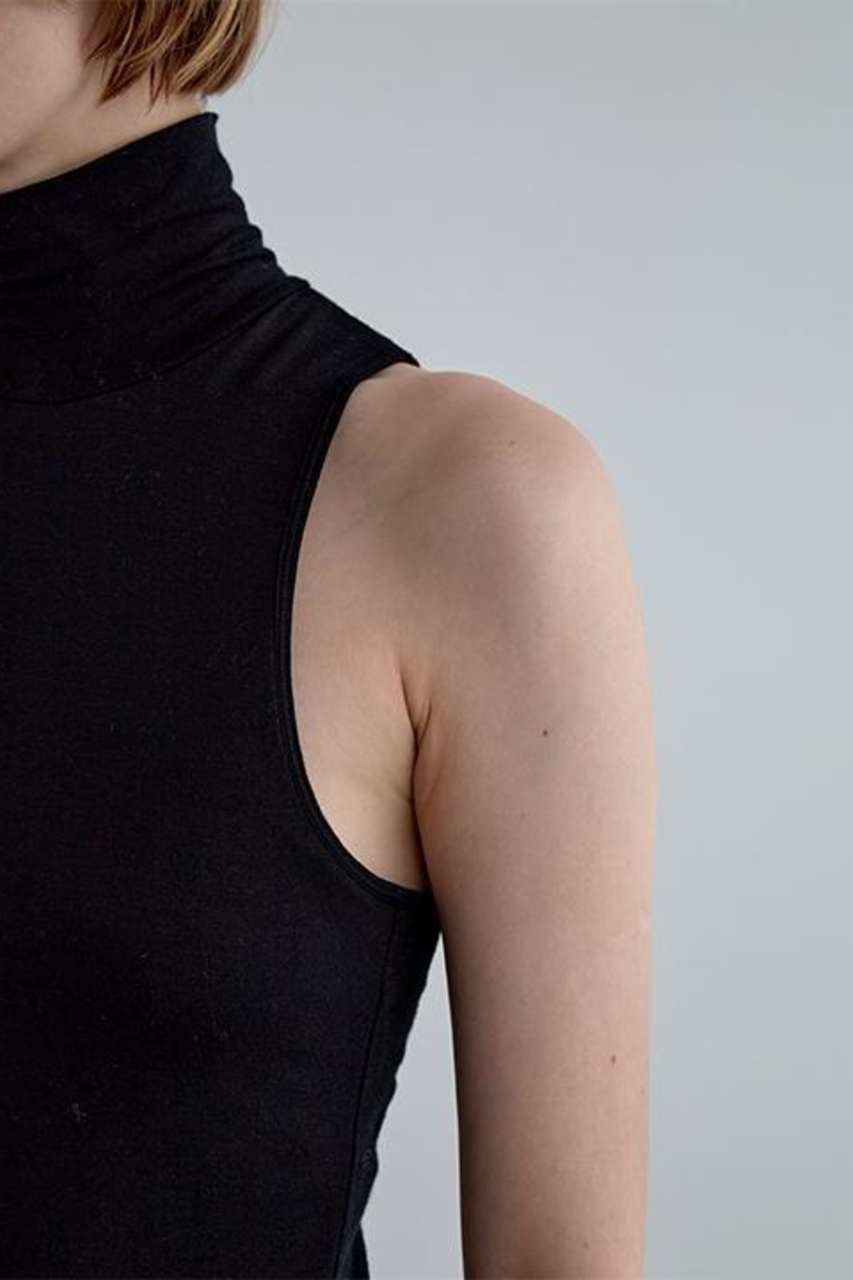 【ル フィル/LE PHIL】のカップインハイネックトップ 人気、トレンドファッション・服の通販 founy(ファニー) 　ファッション　Fashion　レディースファッション　Fashion for Women　トップス・カットソー　Cut & Sew Tops　キャミソール&ノースリーブ　Camisoles & Sleeveless Tops　シャツ・ブラウス・オフィスカジュアル　Elegant Blouses & Button-Ups　ロングTシャツ・Tシャツ　Longline T-Shirts & Tees　カットソー・ベーシックTシャツ　Cut-and-Sewn Tops / Stretch Tees & Basics　アメリカン　American Style　キャミソール　Camisole, Spaghetti Strap Top　ジャケット　Jacket, Outerwear　ストレッチ　Stretch, Stretchy Fabric　スリーブ　Sleeve, Long Sleeve / Short Sleeve　タンク　Tank Top, Sleeveless Top　ハイネック　High Neck, Mock Neck　ベーシック　Basic, Essential　エレガント 上品　Elegant　other-6|ID: prp329100004929485 ipo3291000000036994291