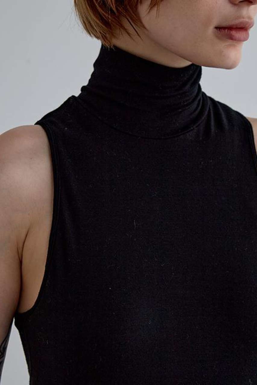 【ル フィル/LE PHIL】のカップインハイネックトップ 人気、トレンドファッション・服の通販 founy(ファニー) 　ファッション　Fashion　レディースファッション　Fashion for Women　トップス・カットソー　Cut & Sew Tops　キャミソール&ノースリーブ　Camisoles & Sleeveless Tops　シャツ・ブラウス・オフィスカジュアル　Elegant Blouses & Button-Ups　ロングTシャツ・Tシャツ　Longline T-Shirts & Tees　カットソー・ベーシックTシャツ　Cut-and-Sewn Tops / Stretch Tees & Basics　アメリカン　American Style　キャミソール　Camisole, Spaghetti Strap Top　ジャケット　Jacket, Outerwear　ストレッチ　Stretch, Stretchy Fabric　スリーブ　Sleeve, Long Sleeve / Short Sleeve　タンク　Tank Top, Sleeveless Top　ハイネック　High Neck, Mock Neck　ベーシック　Basic, Essential　エレガント 上品　Elegant　other-7|ID: prp329100004929485 ipo3291000000036994293