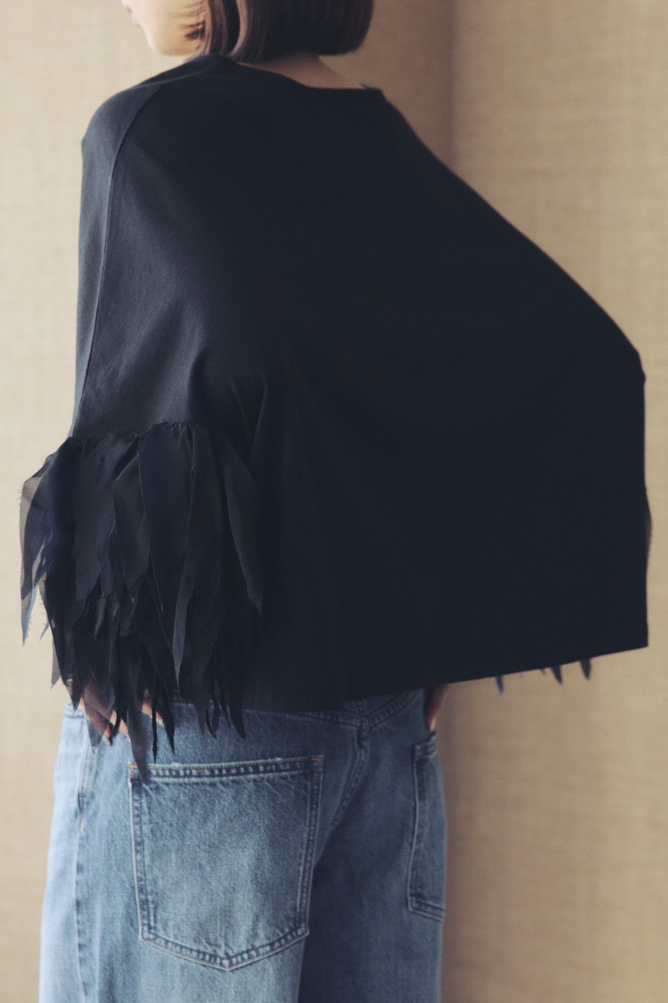 【アユーシ/AAYUSHI】のフェザーフリルカットソー 人気、トレンドファッション・服の通販 founy(ファニー) 　ファッション　Fashion　レディースファッション　Fashion for Women　トップス・カットソー　Cut & Sew Tops　シャツ・ブラウス・オフィスカジュアル　Elegant Blouses & Button-Ups　ロングTシャツ・Tシャツ　Longline T-Shirts & Tees　カットソー・ベーシックTシャツ　Cut-and-Sewn Tops / Stretch Tees & Basics　インド　Indian Textile　カットソー　Cut and Sewn Top　ショルダー　Shoulder, Shoulder Strap　ショート　Short, Short Length　シンプル　Simple, Minimal　スラックス　Slacks, Dress Pants　スリーブ　Sleeve, Long Sleeve / Short Sleeve　デニム　Denim, Jeans Material　ドロップ　Drop Shoulder, Dropped Style　バランス　Balance, Style Balance　フェザー　Feather, Feather Detail　フリル　Frill, Ruffle　ボックス　Boxy, Box Shape　おすすめ　Recommended / Our Picks　other-3|ID: prp329100004932390 ipo3291000000037020816