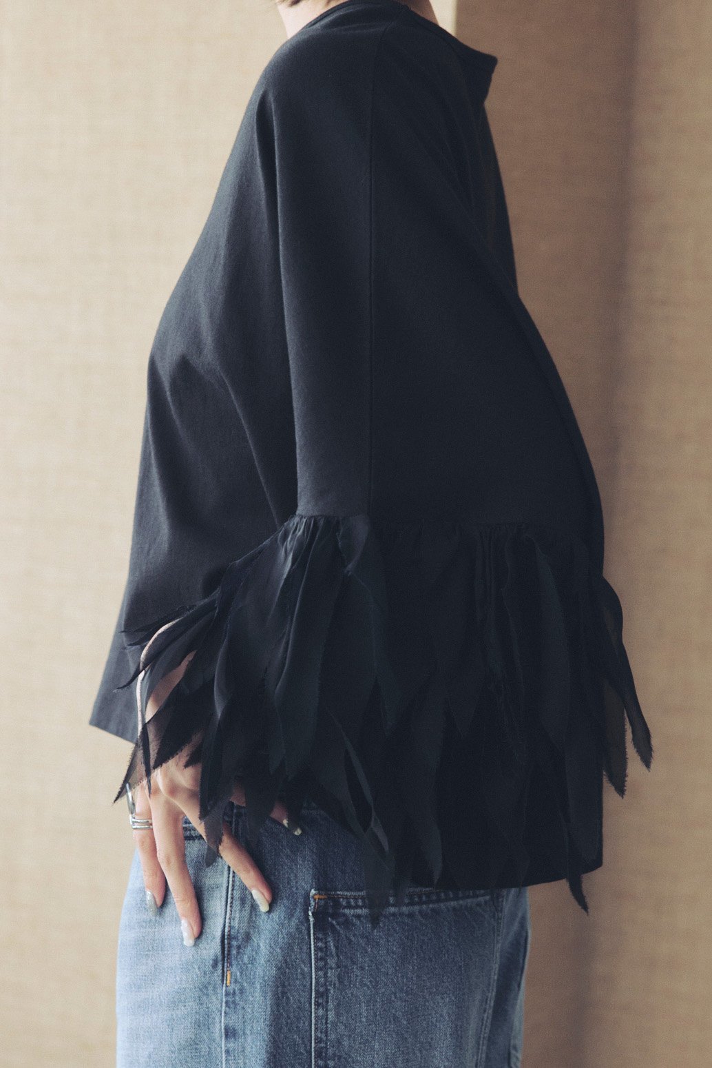 【アユーシ/AAYUSHI】のフェザーフリルカットソー 人気、トレンドファッション・服の通販 founy(ファニー) 　ファッション　Fashion　レディースファッション　Fashion for Women　トップス・カットソー　Cut & Sew Tops　シャツ・ブラウス・オフィスカジュアル　Elegant Blouses & Button-Ups　ロングTシャツ・Tシャツ　Longline T-Shirts & Tees　カットソー・ベーシックTシャツ　Cut-and-Sewn Tops / Stretch Tees & Basics　インド　Indian Textile　カットソー　Cut and Sewn Top　ショルダー　Shoulder, Shoulder Strap　ショート　Short, Short Length　シンプル　Simple, Minimal　スラックス　Slacks, Dress Pants　スリーブ　Sleeve, Long Sleeve / Short Sleeve　デニム　Denim, Jeans Material　ドロップ　Drop Shoulder, Dropped Style　バランス　Balance, Style Balance　フェザー　Feather, Feather Detail　フリル　Frill, Ruffle　ボックス　Boxy, Box Shape　おすすめ　Recommended / Our Picks　other-4|ID: prp329100004932390 ipo3291000000037020817