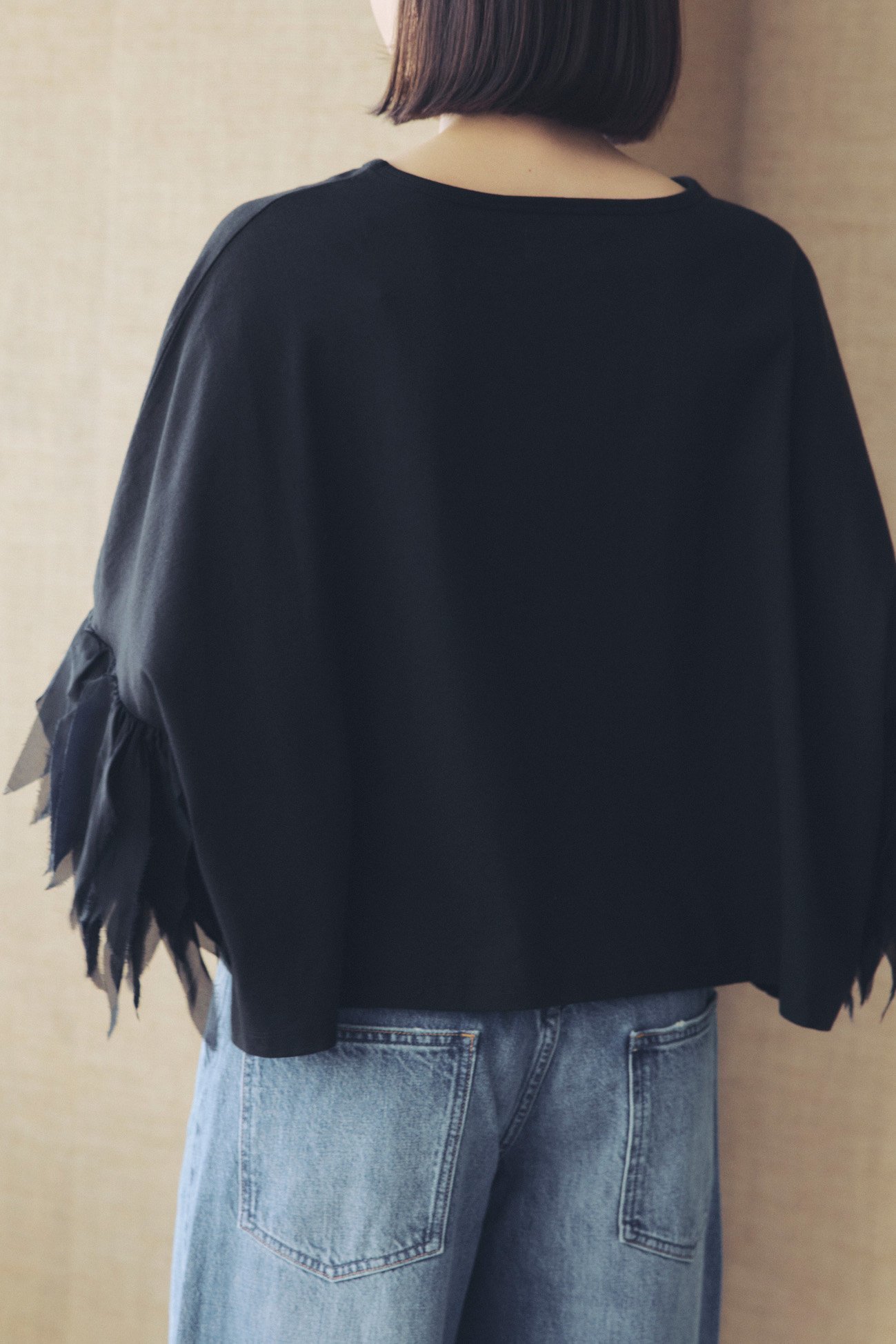 【アユーシ/AAYUSHI】のフェザーフリルカットソー 人気、トレンドファッション・服の通販 founy(ファニー) 　ファッション　Fashion　レディースファッション　Fashion for Women　トップス・カットソー　Cut & Sew Tops　シャツ・ブラウス・オフィスカジュアル　Elegant Blouses & Button-Ups　ロングTシャツ・Tシャツ　Longline T-Shirts & Tees　カットソー・ベーシックTシャツ　Cut-and-Sewn Tops / Stretch Tees & Basics　インド　Indian Textile　カットソー　Cut and Sewn Top　ショルダー　Shoulder, Shoulder Strap　ショート　Short, Short Length　シンプル　Simple, Minimal　スラックス　Slacks, Dress Pants　スリーブ　Sleeve, Long Sleeve / Short Sleeve　デニム　Denim, Jeans Material　ドロップ　Drop Shoulder, Dropped Style　バランス　Balance, Style Balance　フェザー　Feather, Feather Detail　フリル　Frill, Ruffle　ボックス　Boxy, Box Shape　おすすめ　Recommended / Our Picks　other-5|ID: prp329100004932390 ipo3291000000037020818