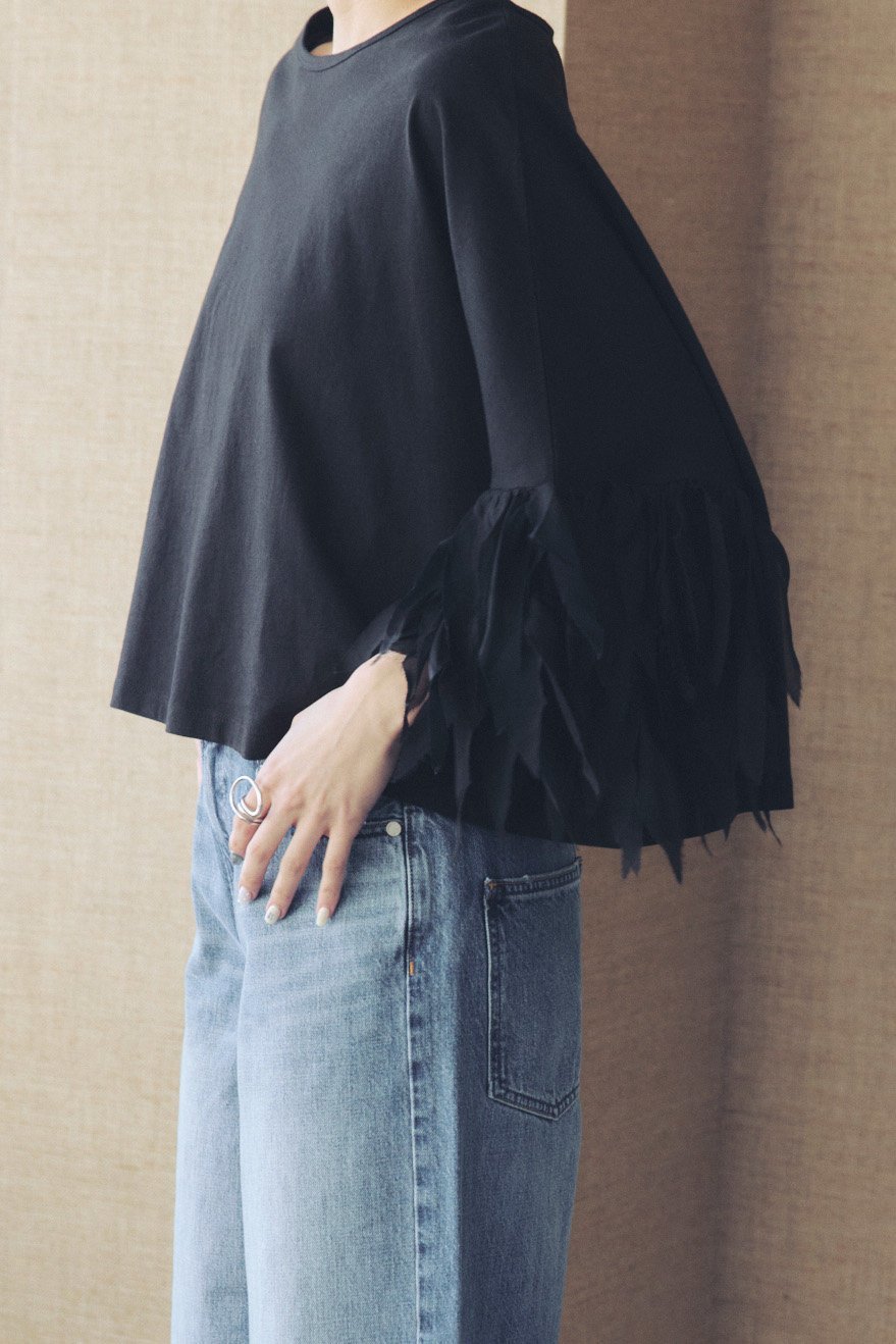 【アユーシ/AAYUSHI】のフェザーフリルカットソー 人気、トレンドファッション・服の通販 founy(ファニー) 　ファッション　Fashion　レディースファッション　Fashion for Women　トップス・カットソー　Cut & Sew Tops　シャツ・ブラウス・オフィスカジュアル　Elegant Blouses & Button-Ups　ロングTシャツ・Tシャツ　Longline T-Shirts & Tees　カットソー・ベーシックTシャツ　Cut-and-Sewn Tops / Stretch Tees & Basics　インド　Indian Textile　カットソー　Cut and Sewn Top　ショルダー　Shoulder, Shoulder Strap　ショート　Short, Short Length　シンプル　Simple, Minimal　スラックス　Slacks, Dress Pants　スリーブ　Sleeve, Long Sleeve / Short Sleeve　デニム　Denim, Jeans Material　ドロップ　Drop Shoulder, Dropped Style　バランス　Balance, Style Balance　フェザー　Feather, Feather Detail　フリル　Frill, Ruffle　ボックス　Boxy, Box Shape　おすすめ　Recommended / Our Picks　other-6|ID: prp329100004932390 ipo3291000000037020819