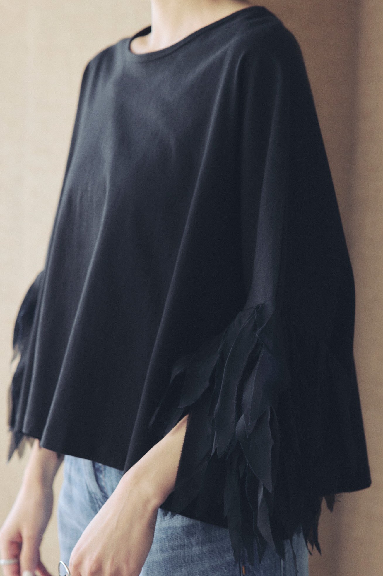 【アユーシ/AAYUSHI】のフェザーフリルカットソー 人気、トレンドファッション・服の通販 founy(ファニー) 　ファッション　Fashion　レディースファッション　Fashion for Women　トップス・カットソー　Cut & Sew Tops　シャツ・ブラウス・オフィスカジュアル　Elegant Blouses & Button-Ups　ロングTシャツ・Tシャツ　Longline T-Shirts & Tees　カットソー・ベーシックTシャツ　Cut-and-Sewn Tops / Stretch Tees & Basics　インド　Indian Textile　カットソー　Cut and Sewn Top　ショルダー　Shoulder, Shoulder Strap　ショート　Short, Short Length　シンプル　Simple, Minimal　スラックス　Slacks, Dress Pants　スリーブ　Sleeve, Long Sleeve / Short Sleeve　デニム　Denim, Jeans Material　ドロップ　Drop Shoulder, Dropped Style　バランス　Balance, Style Balance　フェザー　Feather, Feather Detail　フリル　Frill, Ruffle　ボックス　Boxy, Box Shape　おすすめ　Recommended / Our Picks　other-7|ID: prp329100004932390 ipo3291000000037020820