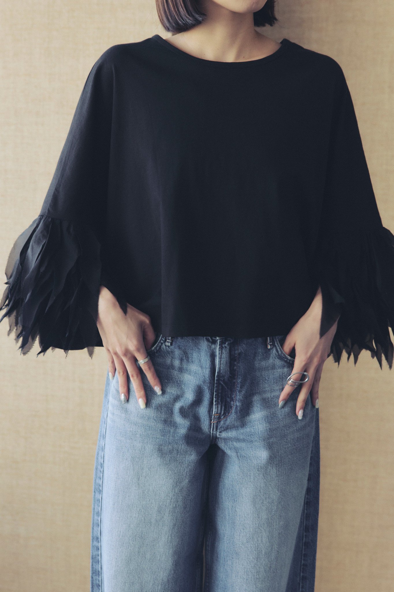 【アユーシ/AAYUSHI】のフェザーフリルカットソー 人気、トレンドファッション・服の通販 founy(ファニー) 　ファッション　Fashion　レディースファッション　Fashion for Women　トップス・カットソー　Cut & Sew Tops　シャツ・ブラウス・オフィスカジュアル　Elegant Blouses & Button-Ups　ロングTシャツ・Tシャツ　Longline T-Shirts & Tees　カットソー・ベーシックTシャツ　Cut-and-Sewn Tops / Stretch Tees & Basics　インド　Indian Textile　カットソー　Cut and Sewn Top　ショルダー　Shoulder, Shoulder Strap　ショート　Short, Short Length　シンプル　Simple, Minimal　スラックス　Slacks, Dress Pants　スリーブ　Sleeve, Long Sleeve / Short Sleeve　デニム　Denim, Jeans Material　ドロップ　Drop Shoulder, Dropped Style　バランス　Balance, Style Balance　フェザー　Feather, Feather Detail　フリル　Frill, Ruffle　ボックス　Boxy, Box Shape　おすすめ　Recommended / Our Picks　other-8|ID: prp329100004932390 ipo3291000000037020821