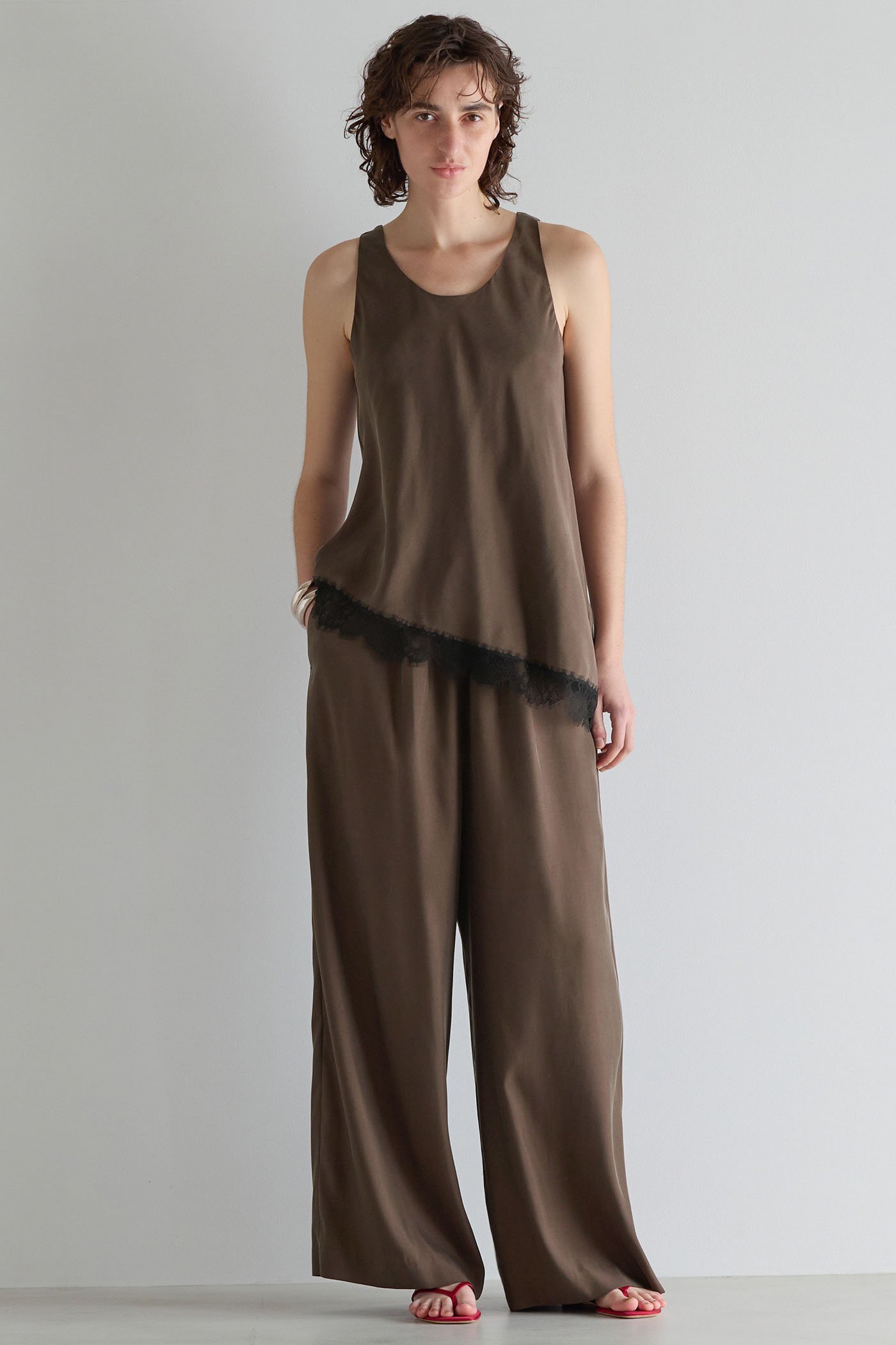 【マルティニーク/martinique】のキュプラフィブリルシャンブレーレースタンク(セットアップ可) 人気、トレンドファッション・服の通販 founy(ファニー) 　ファッション　Fashion　レディースファッション　Fashion for Women　トップス・カットソー　Cut & Sew Tops　キャミソール&ノースリーブ　Camisoles & Sleeveless Tops　シャツ・ブラウス・オフィスカジュアル　Elegant Blouses & Button-Ups　ロングTシャツ・Tシャツ　Longline T-Shirts & Tees　カットソー・ベーシックTシャツ　Cut-and-Sewn Tops / Stretch Tees & Basics　おすすめ　Recommended / Our Picks　アシンメトリー　Asymmetrical Style　キャミソール　Camisole, Spaghetti Strap Top　キュプラ　Cupro, Eco Fabric　セットアップ　Set-Up, Coordinated Outfit　タンク　Tank Top, Sleeveless Top　レース　Lace, Lace Fabric　other-5|ID: prp329100004932407 ipo3291000000037020966