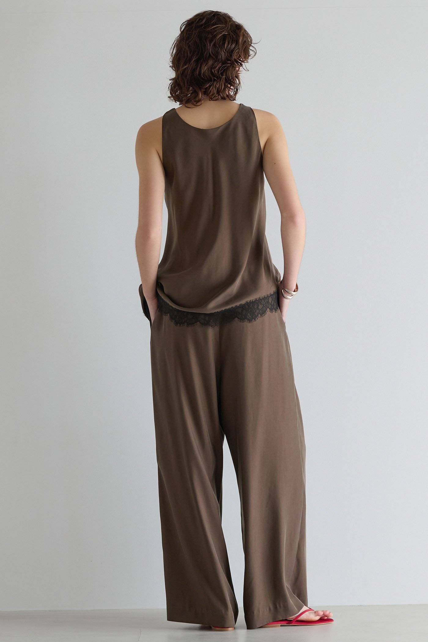 【マルティニーク/martinique】のキュプラフィブリルシャンブレーレースタンク(セットアップ可) 人気、トレンドファッション・服の通販 founy(ファニー) 　ファッション　Fashion　レディースファッション　Fashion for Women　トップス・カットソー　Cut & Sew Tops　キャミソール&ノースリーブ　Camisoles & Sleeveless Tops　シャツ・ブラウス・オフィスカジュアル　Elegant Blouses & Button-Ups　ロングTシャツ・Tシャツ　Longline T-Shirts & Tees　カットソー・ベーシックTシャツ　Cut-and-Sewn Tops / Stretch Tees & Basics　おすすめ　Recommended / Our Picks　アシンメトリー　Asymmetrical Style　キャミソール　Camisole, Spaghetti Strap Top　キュプラ　Cupro, Eco Fabric　セットアップ　Set-Up, Coordinated Outfit　タンク　Tank Top, Sleeveless Top　レース　Lace, Lace Fabric　other-7|ID: prp329100004932407 ipo3291000000037020968