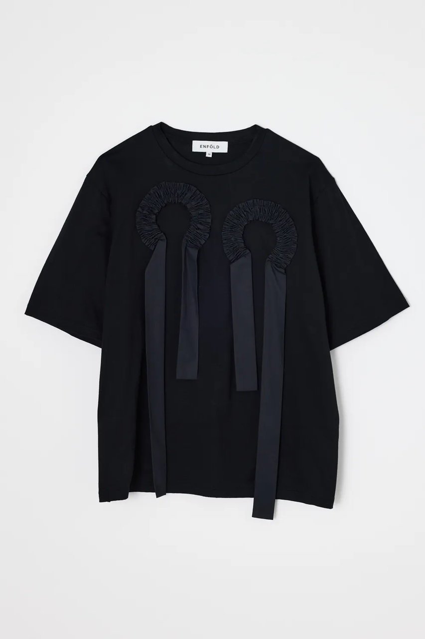 【エンフォルド/ENFOLD】のFRILL EMBLEM T-SHIRT インテリア・キッズ・メンズ・レディースファッション・服の通販 founy(ファニー) 　ファッション　Fashion　レディースファッション　Fashion for Women　トップス・カットソー　Cut & Sew Tops　シャツ・ブラウス・オフィスカジュアル　Elegant Blouses & Button-Ups　ロングTシャツ・Tシャツ　Longline T-Shirts & Tees　カットソー・ベーシックTシャツ　Cut-and-Sewn Tops / Stretch Tees & Basics　ギャザー　Gathered, Ruffled　ショート　Short, Short Length　シルケット　Silket, Silky Cotton　スリーブ　Sleeve, Long Sleeve / Short Sleeve　フロント　Front, Front Design　モチーフ　Motif, Design Theme　リボン　Ribbon, Bow　ブラック|ID: prp329100004932441 ipo3291000000037021272