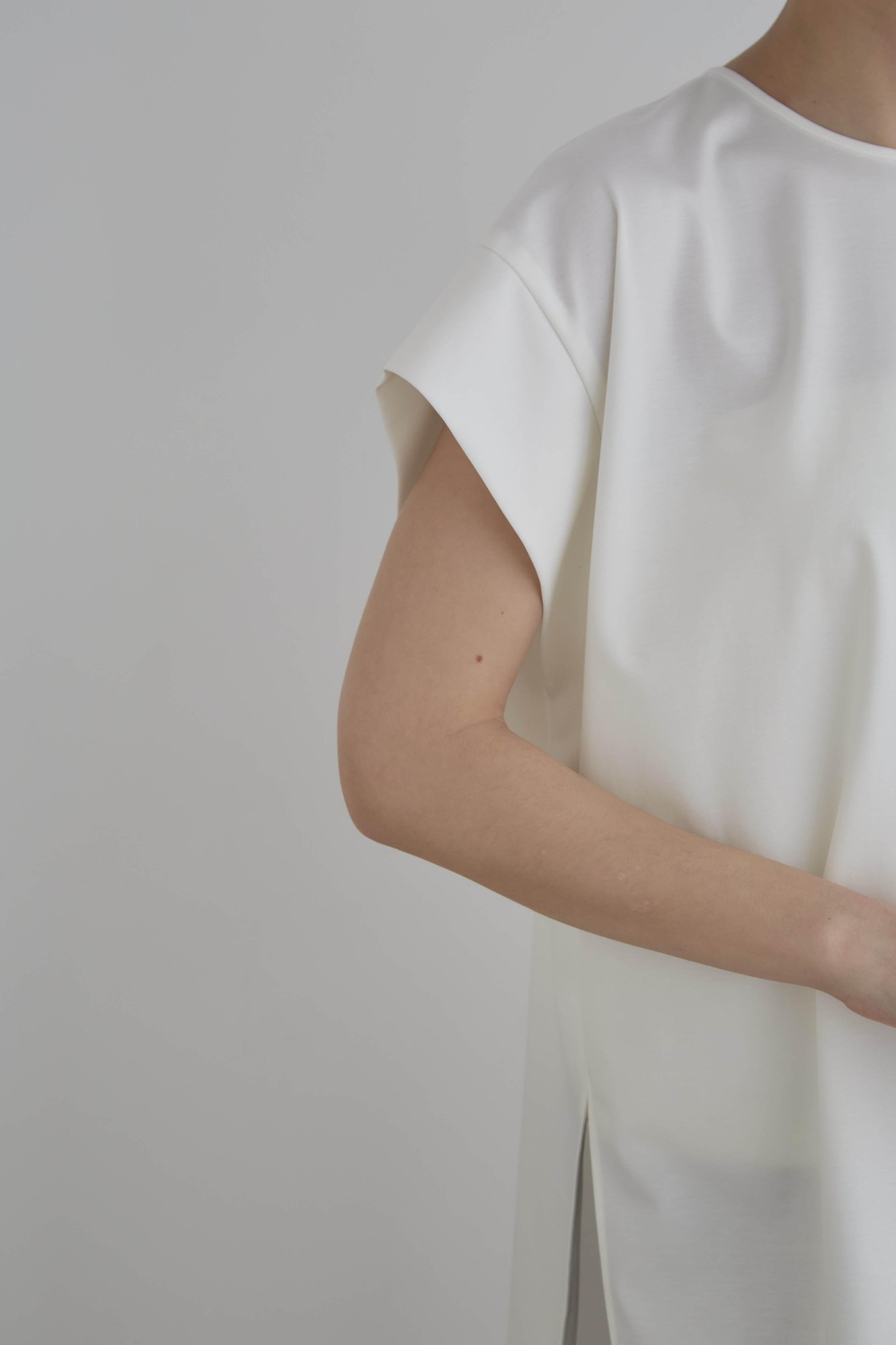 【ル フィル/LE PHIL】の《LE PHIL》コンパクトポンチノースリーブブラウス 人気、トレンドファッション・服の通販 founy(ファニー) 　ファッション　Fashion　レディースファッション　Fashion for Women　トップス・カットソー　Cut & Sew Tops　キャミソール&ノースリーブ　Camisoles & Sleeveless Tops　シャツ・ブラウス・オフィスカジュアル　Elegant Blouses & Button-Ups　ロングTシャツ・Tシャツ　Longline T-Shirts & Tees　カットソー・ベーシックTシャツ　Cut-and-Sewn Tops / Stretch Tees & Basics　おすすめ　Recommended / Our Picks　カットソー　Cut and Sewn Top　キャミソール　Camisole, Spaghetti Strap Top　コンパクト　Compact, Small Size　スタンダード　Standard, Basic　ストレッチ　Stretch, Stretchy Fabric　スリット　Slit, Slit Detail　セットアップ　Set-Up, Coordinated Outfit　タンク　Tank Top, Sleeveless Top　ドレープ　Drape, Draping Fabric　フォルム　Silhouette, Form　リラックス　Relax, Relaxed Fit　人気　Popular, Best Seller　定番　Standard, Basic Item　other-8|ID: prp329100004932644 ipo3291000000037022883