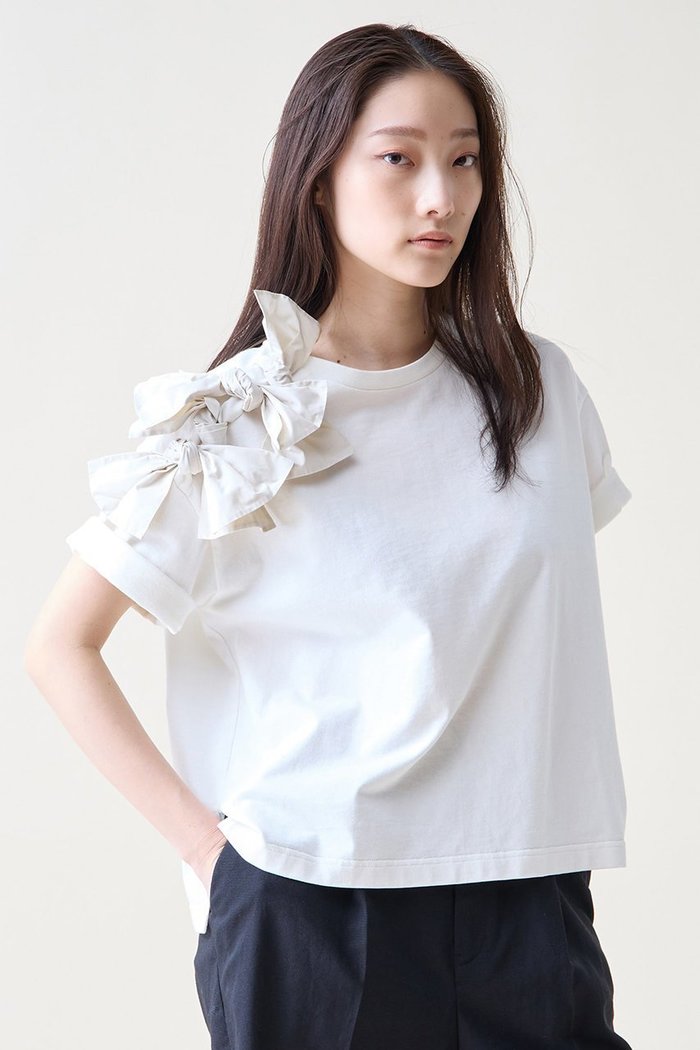【ティアラ/Tiara】のショルダーリボンTシャツ インテリア・キッズ・メンズ・レディースファッション・服の通販 founy(ファウニー) https://founy.com/ ファッション Fashion レディースファッション Fashion for Women トップス・カットソー Cut & Sew Tops シャツ・ブラウス・オフィスカジュアル Elegant Blouses & Button-Ups ロングTシャツ・Tシャツ Longline T-Shirts & Tees カットソー・ベーシックTシャツ Cut-and-Sewn Tops / Stretch Tees & Basics カットソー Cut and Sewn Top ショルダー Shoulder, Shoulder Strap ショート Short, Short Length スリーブ Sleeve, Long Sleeve / Short Sleeve タフタ Taffeta, Structured Fabric リボン Ribbon, Bow 新作・新入荷 New Arrivals / New In |ID: prp329100004932738 ipo3291000000037024057