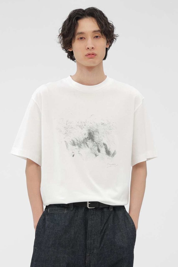 【マーガレット ハウエル/MARGARET HOWELL / MEN】のLANDSCAPE PRINT COTTON JERSEY TOP インテリア・キッズ・メンズ・レディースファッション・服の通販 founy(ファニー) https://founy.com/ ファッション Fashion レディースファッション Fashion for Women トップス・カットソー Cut & Sew Tops シャツ・ブラウス・オフィスカジュアル Elegant Blouses & Button-Ups ロングTシャツ・Tシャツ Longline T-Shirts & Tees カットソー・ベーシックTシャツ Cut-and-Sewn Tops / Stretch Tees & Basics ショート Short, Short Length スリーブ Sleeve, Long Sleeve / Short Sleeve プリント Print, Printed Pattern マーガレット Marguerite, Daisy Pattern モチーフ Motif, Design Theme |ID: prp329100004932786 ipo3291000000037024663