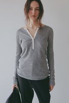 【エトレトウキョウ/ETRE TOKYO】のシアーワッフルヘンリーネックプルオーバー 人気、トレンドファッション・服の通販 founy(ファニー) ファッション Fashion レディースファッション Fashion for Women トップス・カットソー Cut & Sew Tops シャツ・ブラウス・オフィスカジュアル Elegant Blouses & Button-Ups ロングTシャツ・Tシャツ Longline T-Shirts & Tees カジュアルプルオーバー・ニットトップス Pullovers & Knit Tops / Casual Pullovers カットソー・ベーシックTシャツ Cut-and-Sewn Tops / Stretch Tees & Basics 春 Spring シンプル Simple, Minimal スリーブ Sleeve, Long Sleeve / Short Sleeve フィット Fit, Slim Fit フロント Front, Front Design ロング Long, Long-Length ワッフル Waffle, Waffle Knit おすすめ Recommended / Our Picks 新作・新入荷 New Arrivals / New In thumbnail グレー|ID: prp329100004932877 ipo3291000000037025465