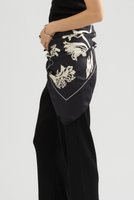 【カオス/Chaos】の【AENEIS】フラワースカーフ 人気、トレンドファッション・服の通販 founy(ファニー) ファッション Fashion レディースファッション Fashion for Women ストール Soft & Warm Scarves マフラー・スヌード / 冬小物の定番 Scarves & Mufflers イタリア Italy エレガント 上品 Elegant コンパクト Compact, Small Size シルク Silk, 100% Silk スカーフ Scarf, Neckwear ストール Stole, Wrap なめらか Smooth, Silky Texture フラワー Flower, Floral プリント Print, Printed Pattern ボックス Boxy, Box Shape マフラー Scarf, Muffler モチーフ Motif, Design Theme ラフィア Raffia, Natural Straw おすすめ Recommended / Our Picks ギフト プレゼント Gift / Present |ID:prp329100004936653