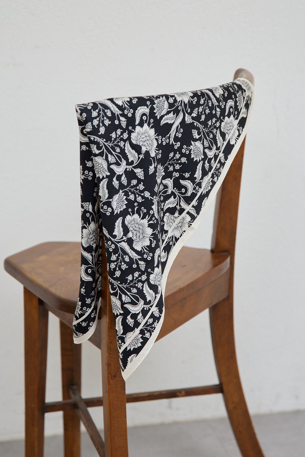 【ガリャルダガランテ/GALLARDAGALANTE】の更紗プリントシルクスカーフ インテリア・キッズ・メンズ・レディースファッション・服の通販 founy(ファニー) 　ファッション　Fashion　レディースファッション　Fashion for Women　ストール　Soft & Warm Scarves　マフラー・スヌード / 冬小物の定番　Scarves & Mufflers　なめらか　Smooth, Silky Texture　シルク　Silk, 100% Silk　スカーフ　Scarf, Neckwear　ストール　Stole, Wrap　マフラー　Scarf, Muffler　エレガント 上品　Elegant　ブラック|ID: prp329100004936892 ipo3291000000037045764