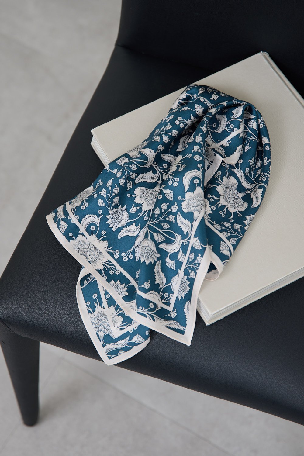 【ガリャルダガランテ/GALLARDAGALANTE】の更紗プリントシルクスカーフ 人気、トレンドファッション・服の通販 founy(ファニー) 　ファッション　Fashion　レディースファッション　Fashion for Women　ストール　Soft & Warm Scarves　マフラー・スヌード / 冬小物の定番　Scarves & Mufflers　なめらか　Smooth, Silky Texture　シルク　Silk, 100% Silk　スカーフ　Scarf, Neckwear　ストール　Stole, Wrap　マフラー　Scarf, Muffler　エレガント 上品　Elegant　other-2|ID: prp329100004936892 ipo3291000000037045766