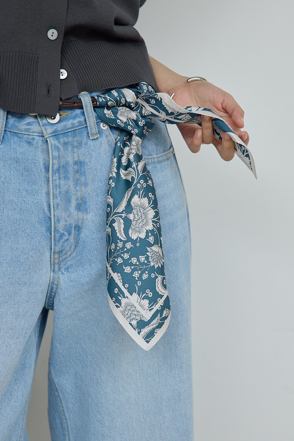 【ガリャルダガランテ/GALLARDAGALANTE】の更紗プリントシルクスカーフ 人気、トレンドファッション・服の通販 founy(ファニー) 　ファッション　Fashion　レディースファッション　Fashion for Women　ストール　Soft & Warm Scarves　マフラー・スヌード / 冬小物の定番　Scarves & Mufflers　なめらか　Smooth, Silky Texture　シルク　Silk, 100% Silk　スカーフ　Scarf, Neckwear　ストール　Stole, Wrap　マフラー　Scarf, Muffler　エレガント 上品　Elegant　other-3|ID: prp329100004936892 ipo3291000000037045767