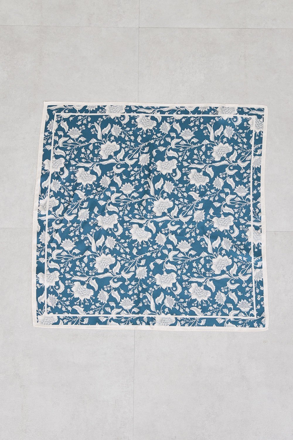 【ガリャルダガランテ/GALLARDAGALANTE】の更紗プリントシルクスカーフ 人気、トレンドファッション・服の通販 founy(ファニー) 　ファッション　Fashion　レディースファッション　Fashion for Women　ストール　Soft & Warm Scarves　マフラー・スヌード / 冬小物の定番　Scarves & Mufflers　なめらか　Smooth, Silky Texture　シルク　Silk, 100% Silk　スカーフ　Scarf, Neckwear　ストール　Stole, Wrap　マフラー　Scarf, Muffler　エレガント 上品　Elegant　other-4|ID: prp329100004936892 ipo3291000000037045768