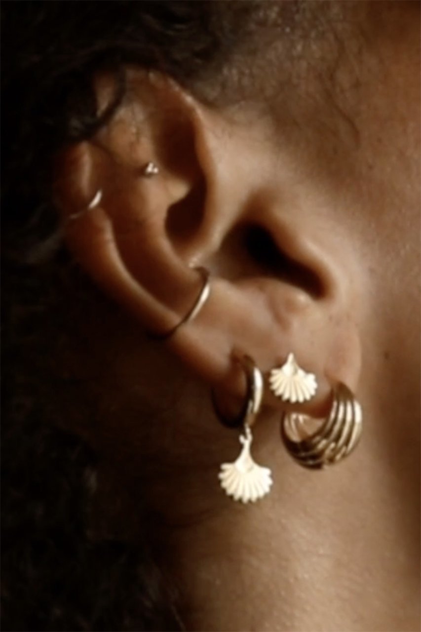 【デイジー ロンドン/DAISY LONDON】のPALM WRAP HUGGIE ピアス_GOLD 人気、トレンドファッション・服の通販 founy(ファニー) 　ファッション　Fashion　レディースファッション　Fashion for Women　ジュエリー　Jewelry　ファッションリング　Fashion Rings　イヤリング・フープ・ドロップタイプ　Hoop, Drop & Clip Earrings　イヤリング　Earrings　コレクション　Collection, Seasonal Line　フィット　Fit, Slim Fit　フープ　Hoop, Hoop Earrings　エレガント 上品　Elegant　再入荷　Restock / Back in Stock　定番　Standard, Basic Item　other-5|ID: prp329100004937364 ipo3291000000037048952