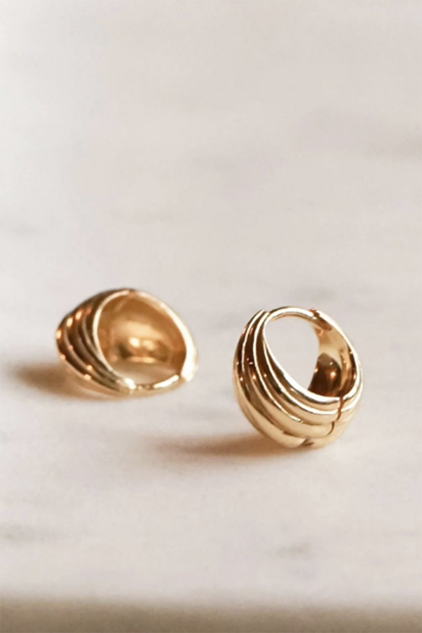 【デイジー ロンドン/DAISY LONDON】のPALM WRAP HUGGIE ピアス_GOLD 人気、トレンドファッション・服の通販 founy(ファニー) 　ファッション　Fashion　レディースファッション　Fashion for Women　ジュエリー　Jewelry　ファッションリング　Fashion Rings　イヤリング・フープ・ドロップタイプ　Hoop, Drop & Clip Earrings　イヤリング　Earrings　コレクション　Collection, Seasonal Line　フィット　Fit, Slim Fit　フープ　Hoop, Hoop Earrings　エレガント 上品　Elegant　再入荷　Restock / Back in Stock　定番　Standard, Basic Item　other-6|ID: prp329100004937364 ipo3291000000037048953