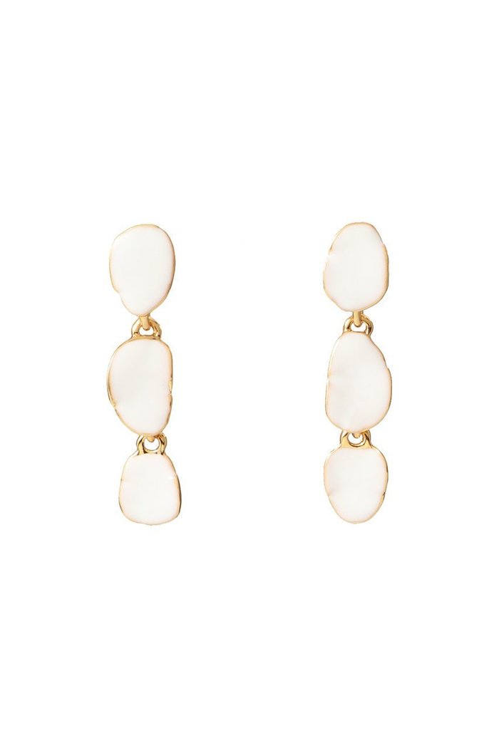 【セシル エ ジャンヌ/CECILE ET JEANNE】のエマイユ ホワイト 3連ドロップピアス インテリア・キッズ・メンズ・レディースファッション・服の通販 founy(ファニー) https://founy.com/ ファッション Fashion レディースファッション Fashion for Women ジュエリー Jewelry ファッションリング Fashion Rings イヤリング・フープ・ドロップタイプ Hoop, Drop & Clip Earrings イヤリング Earrings ドロップ Drop Shoulder, Dropped Style モチーフ Motif, Design Theme 再入荷 Restock / Back in Stock |ID: prp329100004937581 ipo3291000000037050517