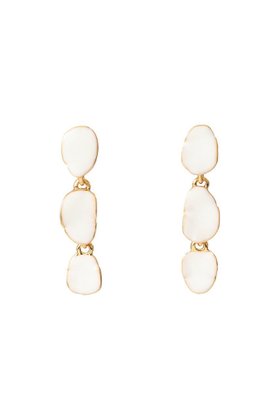 【セシル エ ジャンヌ/CECILE ET JEANNE】のエマイユ ホワイト 3連ドロップピアス 人気、トレンドファッション・服の通販 founy(ファニー) ファッション Fashion レディースファッション Fashion for Women ジュエリー Jewelry ファッションリング Fashion Rings イヤリング・フープ・ドロップタイプ Hoop, Drop & Clip Earrings イヤリング Earrings ドロップ Drop Shoulder, Dropped Style モチーフ Motif, Design Theme 再入荷 Restock / Back in Stock |ID:prp329100004937581