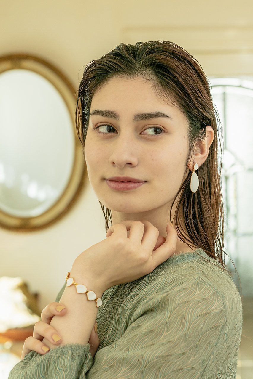 【セシル エ ジャンヌ/CECILE ET JEANNE】のエマイユ ホワイト ペタルドロップピアス 人気、トレンドファッション・服の通販 founy(ファニー) 　ファッション　Fashion　レディースファッション　Fashion for Women　ジュエリー　Jewelry　ファッションリング　Fashion Rings　イヤリング・フープ・ドロップタイプ　Hoop, Drop & Clip Earrings　おすすめ　Recommended / Our Picks　イヤリング　Earrings　エナメル　Patent Leather　ドロップ　Drop Shoulder, Dropped Style　プレート　Plate, Dish　再入荷　Restock / Back in Stock　春　Spring　other-5|ID: prp329100004937582 ipo3291000000037050527