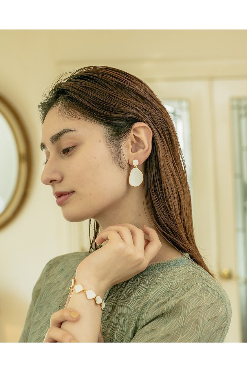 【セシル エ ジャンヌ/CECILE ET JEANNE】のエマイユ ホワイト ペタルドロップピアス 人気、トレンドファッション・服の通販 founy(ファニー) 　ファッション　Fashion　レディースファッション　Fashion for Women　ジュエリー　Jewelry　ファッションリング　Fashion Rings　イヤリング・フープ・ドロップタイプ　Hoop, Drop & Clip Earrings　おすすめ　Recommended / Our Picks　イヤリング　Earrings　エナメル　Patent Leather　ドロップ　Drop Shoulder, Dropped Style　プレート　Plate, Dish　再入荷　Restock / Back in Stock　春　Spring　other-6|ID: prp329100004937582 ipo3291000000037050528