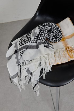 【ガリャルダガランテ/GALLARDAGALANTE】 コットンスクエアジャガードストール人気、トレンドファッション・服の通販 founy(ファニー) ファッション Fashion レディースファッション Fashion for Women ストール Soft & Warm Scarves マフラー・スヌード / 冬小物の定番 Scarves & Mufflers ジャカード／ジャガード Jacquard, Woven Pattern ストール Stole, Wrap フリンジ Fringe, Tassel マフラー Scarf, Muffler |ID:prp329100004937935