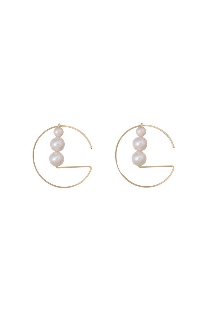 【ナチュラリジュエリ/NATURALI JEWELRY】のターナリー サークルパールピアス インテリア・キッズ・メンズ・レディースファッション・服の通販 founy(ファウニー) https://founy.com/ ファッション Fashion レディースファッション Fashion for Women ジュエリー Jewelry ファッションリング Fashion Rings イヤリング・フープ・ドロップタイプ Hoop, Drop & Clip Earrings イヤリング Earrings サークル Circle, Round Design パール Pearl, Pearl Accent フェミニン Feminine, Girly モチーフ Motif, Design Theme リュクス Luxury, Elegant, High-End, Chic |ID: prp329100004937948 ipo3291000000037335439