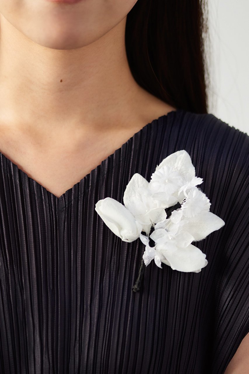 【イリスフォーセブン/IRIS 47】のclara コサージュ 人気、トレンドファッション・服の通販 founy(ファニー) 　ファッション　Fashion　レディースファッション　Fashion for Women　おすすめ　Recommended / Our Picks　オケージョン　Occasion Wear　カットソー　Cut and Sewn Top　ボタニカル　Botanical, Floral Pattern　モダン　Modern, Contemporary　モノトーン　Monotone, Black and White　ランダム　Random, Irregular　リーフ　Leaf, Botanical Leaf　other-2|ID: prp329100004938075 ipo3291000000037053961