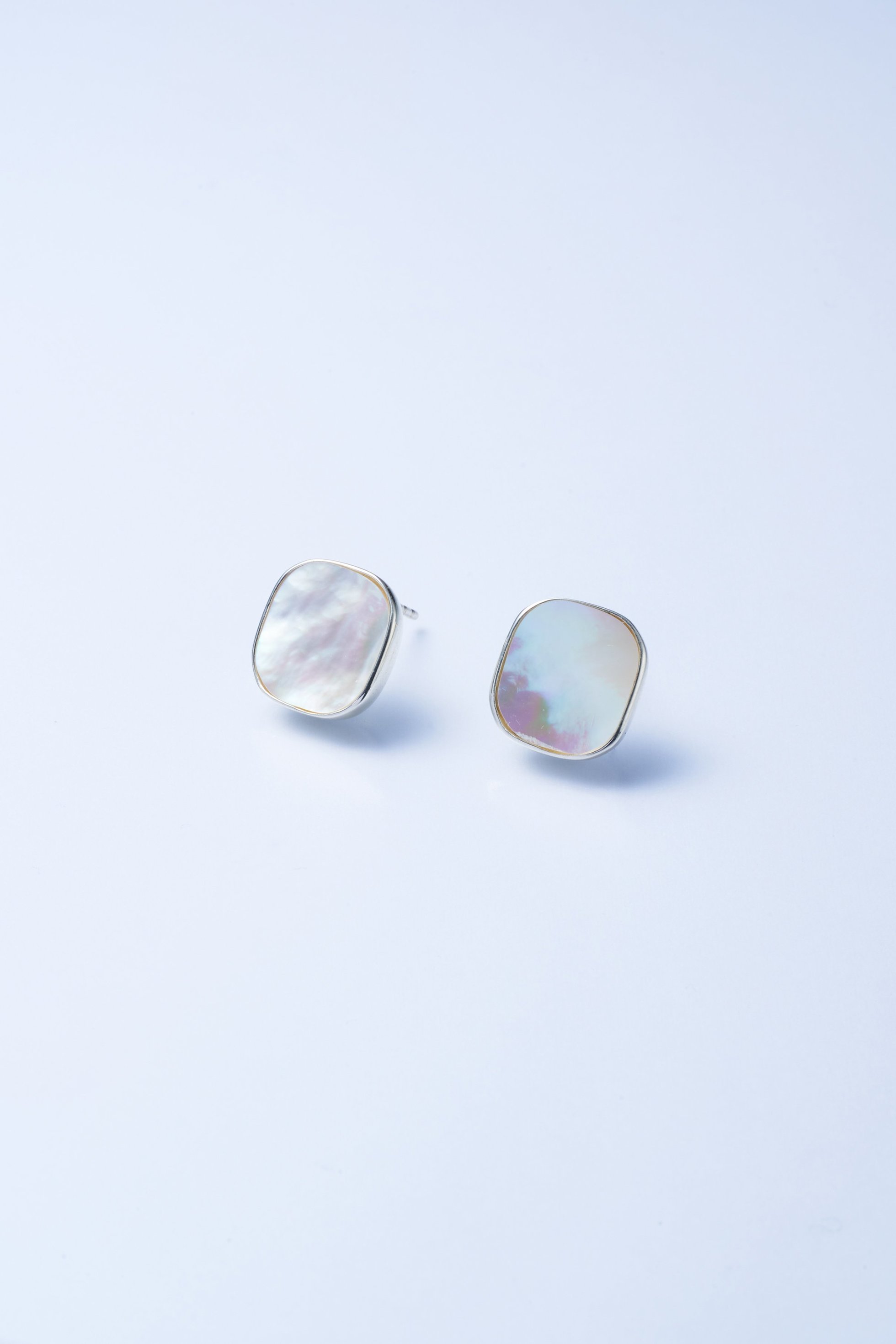 【プラウ/PLOW】のShell Window ピアス インテリア・キッズ・メンズ・レディースファッション・服の通販 founy(ファニー) 　ファッション　Fashion　レディースファッション　Fashion for Women　ジュエリー　Jewelry　ファッションリング　Fashion Rings　イヤリング・フープ・ドロップタイプ　Hoop, Drop & Clip Earrings　イヤリング　Earrings　シンプル　Simple, Minimal　スタイリッシュ　Stylish, Fashionable　ストーン　Stone, Gem-Like　新作・新入荷　New Arrivals / New In　ホワイト|ID: prp329100004938333 ipo3291000000037056438