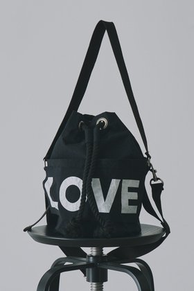 【キャサリンハムネット/KATHARINE HAMNETT LONDON】の【UNISEX】【キャサリン・ハムネット×HYAKU】LOVE 2WAYバッグ SMALL 人気、トレンドファッション・服の通販 founy(ファニー) ファッション Fashion レディースファッション Fashion for Women ユニセックス Unisex, Genderless 人気 Popular, Best Seller 別注 Limited Edition, Custom Order 新作・新入荷 New Arrivals / New In 軽量 Lightweight, Ultra Light |ID:prp329100004938345