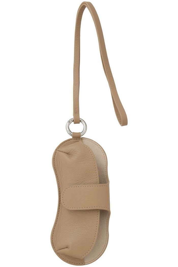 【メゾン キツネ/MAISON KITSUNE】の【UNISEX】SUNGLASSES ホルダー インテリア・キッズ・メンズ・レディースファッション・服の通販 founy(ファニー) https://founy.com/ ファッション Fashion レディースファッション Fashion for Women サングラス&メガネ Sunglasses & Eyewear レイングッズ・傘・晴雨兼用傘 Umbrellas & Rain Gear ユニセックス Unisex, Genderless なめらか Smooth, Silky Texture サングラス Sunglasses, Shades シルバー Silver, Metallic Silver ハンカチ Handkerchief, Hanky フォルム Silhouette, Form ループ Loop, Loop Knit 傘 Umbrella, Parasol 新作・新入荷 New Arrivals / New In 時計 Watch, Wristwatch |ID: prp329100004938646 ipo3291000000037058990