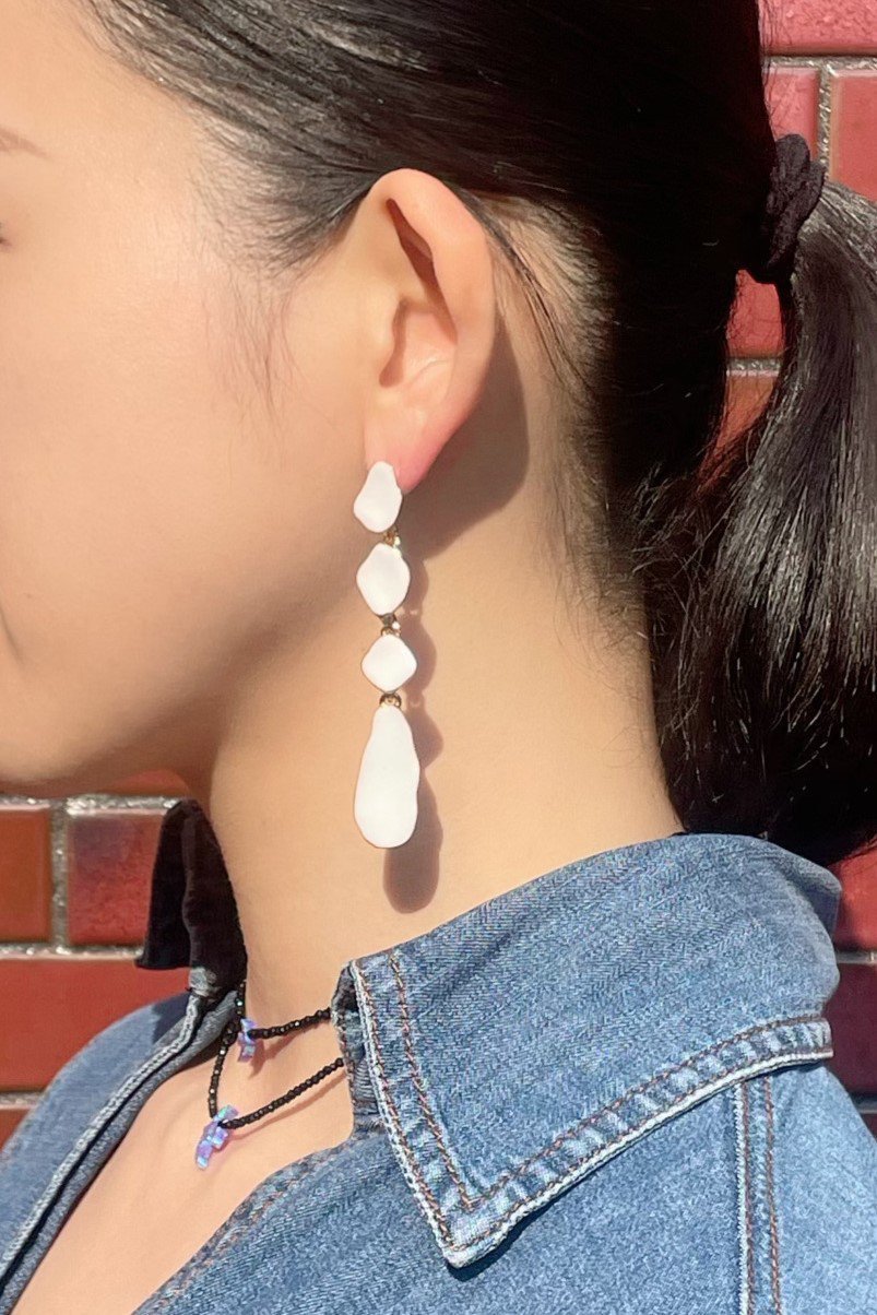 【セシル エ ジャンヌ/CECILE ET JEANNE】のエマイユ ホワイト ペタルロングピアス 人気、トレンドファッション・服の通販 founy(ファニー) 　ファッション　Fashion　レディースファッション　Fashion for Women　ジュエリー　Jewelry　ファッションリング　Fashion Rings　イヤリング・フープ・ドロップタイプ　Hoop, Drop & Clip Earrings　イヤリング　Earrings　エレガント 上品　Elegant　プレート　Plate, Dish　モチーフ　Motif, Design Theme　ロング　Long, Long-Length　新作・新入荷　New Arrivals / New In　other-2|ID: prp329100004938652 ipo3291000000037059030